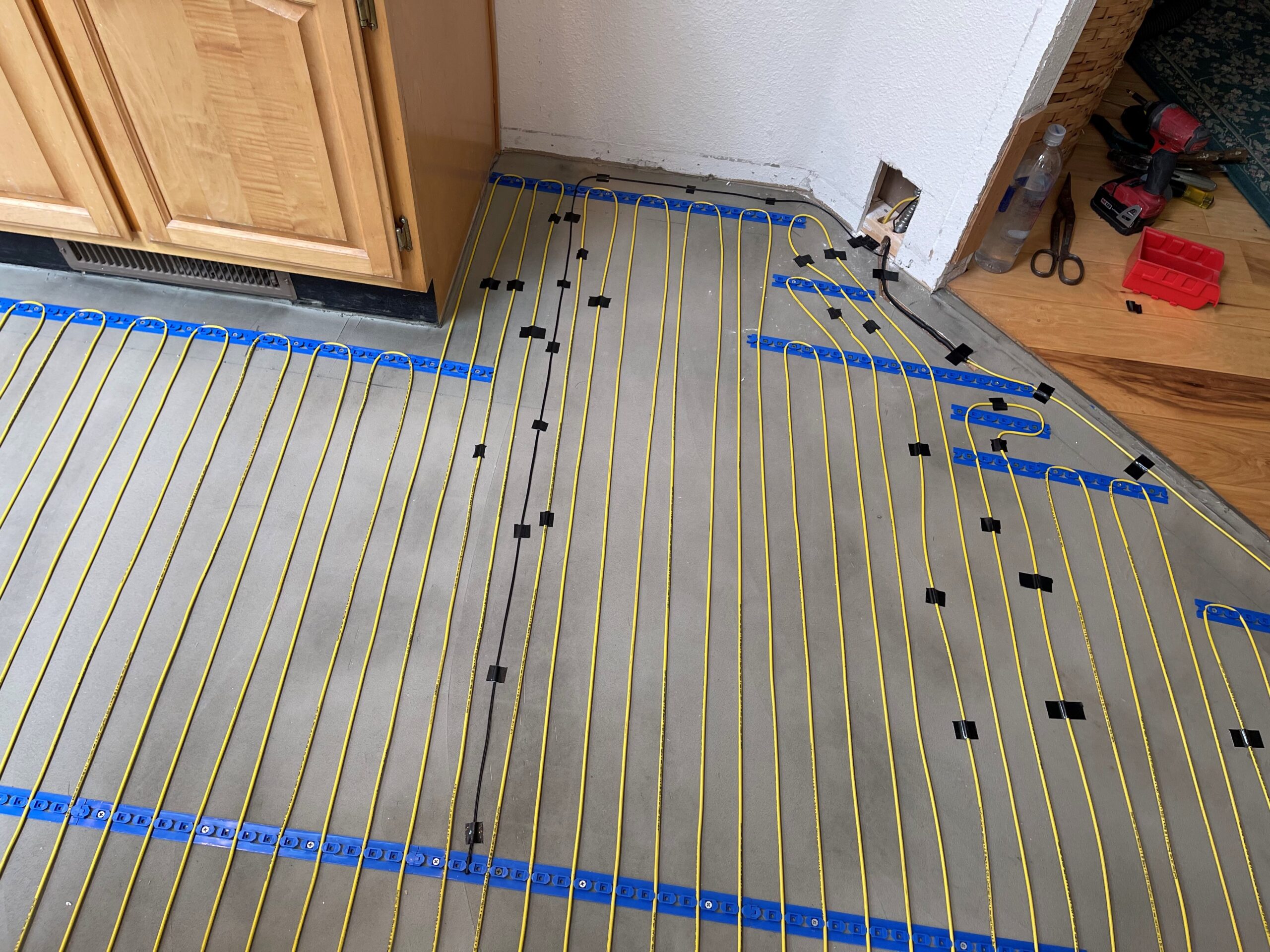 Cable installation in fixing strips